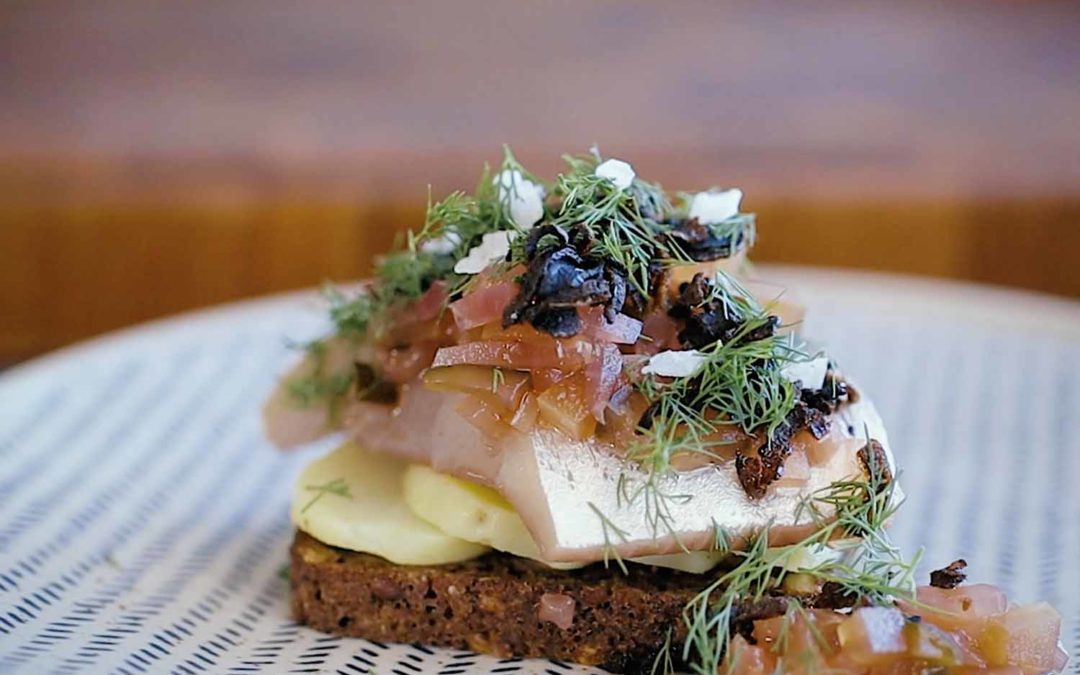 Kartoffelmad med kryddersild og agurkechutney